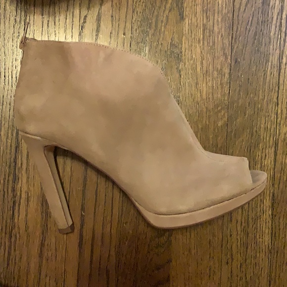 NINE WEST Beige Tariano Heels…sized 9 - Picture 2 of 5